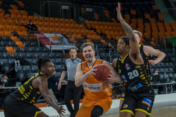 他们仍需面 他们仍需面